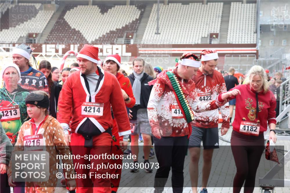 07.12.2025 - St. Pauli X-Mass-Run No. 15 Luisa Fischer http://msf.ph/oto/9390073 07.12.2025 12:09:46 Ziel 15, 1213, 1, 15, 4216, 5, 4214, 9, 41, 4422, 4182, 138, 643, 775, 807, 1405, 1652, 1653, 1685, 1725, 1727, 2009, 2414, 2731, 3538, 3947, 3955, 3966, 4196, 4197, 4198, 4267, 4282, 4283, 4313, 4315 meine-sportfotos.de