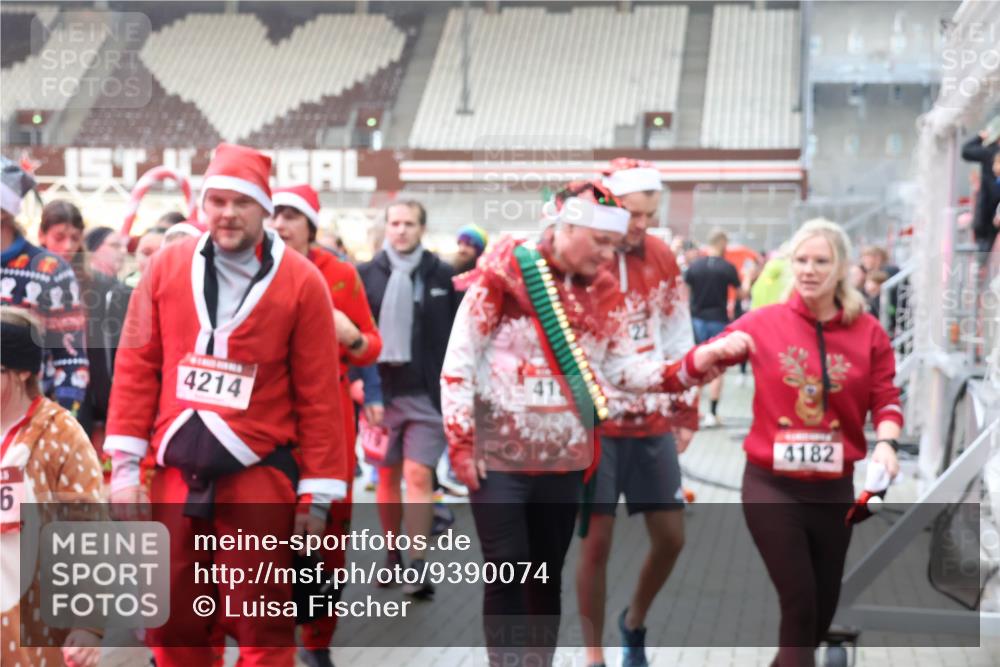 07.12.2025 - St. Pauli X-Mass-Run No. 15 Luisa Fischer http://msf.ph/oto/9390074 07.12.2025 12:09:46 Ziel 6, 4214, 4182, 138, 643, 775, 807, 1405, 1652, 1653, 1685, 1725, 1727, 2009, 2414, 2731, 3538, 3947, 3955, 3966, 4196, 4197, 4198, 4267, 4282, 4283, 4313, 4315 meine-sportfotos.de