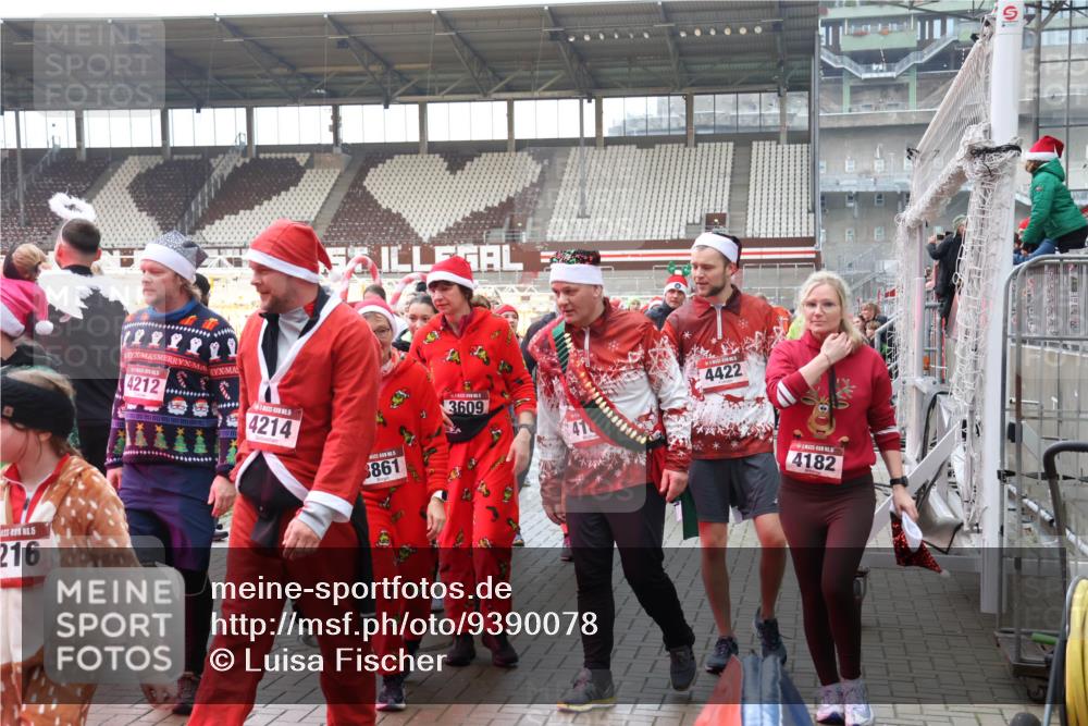 07.12.2025 - St. Pauli X-Mass-Run No. 15 Luisa Fischer http://msf.ph/oto/9390078 07.12.2025 12:09:48 Ziel 15, 216, 4212, 4214, 861, 4422, 3609, 4182, 138, 643, 775, 807, 1405, 1652, 1653, 1685, 1725, 1727, 2009, 2414, 2731, 3538, 3947, 3955, 3966, 4196, 4197, 4198, 4267, 4282, 4283, 4313, 4315 meine-sportfotos.de