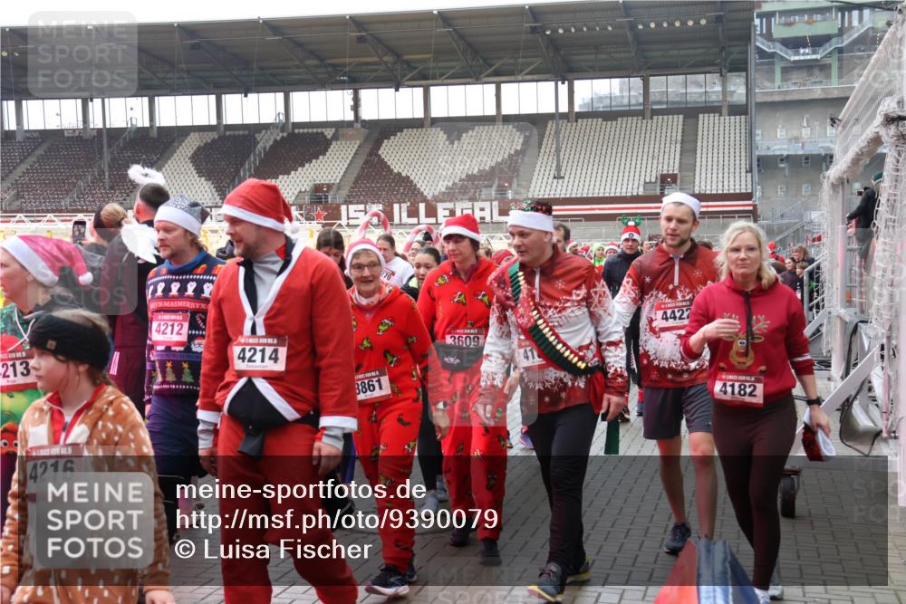 07.12.2025 - St. Pauli X-Mass-Run No. 15 Luisa Fischer http://msf.ph/oto/9390079 07.12.2025 12:09:48 Ziel 270, 213, 4212, 4214, 8861, 3609, 4422, 4216, 4182, 138, 643, 775, 807, 1405, 1652, 1653, 1685, 1725, 1727, 2009, 2414, 2731, 3538, 3947, 3955, 3966, 4196, 4197, 4198, 4267, 4282, 4283, 4313, 4315 meine-sportfotos.de