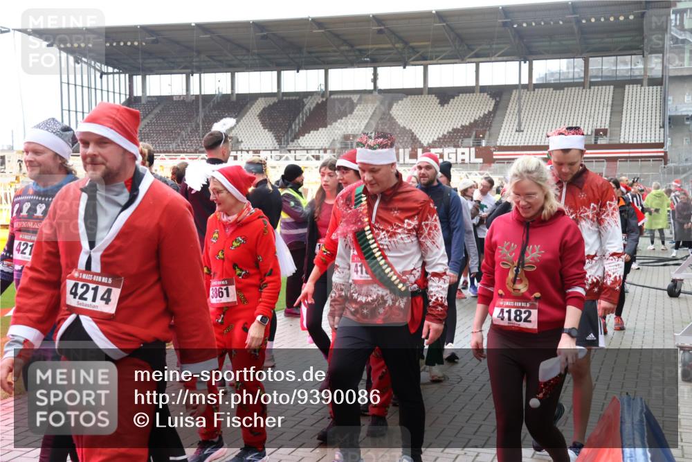 07.12.2025 - St. Pauli X-Mass-Run No. 15 Luisa Fischer http://msf.ph/oto/9390086 07.12.2025 12:09:50 Ziel 421, 15, 4214, 3861, 418, 5, 4182, 14, 138, 643, 775, 807, 1405, 1494, 1652, 1653, 1725, 1727, 2009, 2731, 3538, 3947, 3955, 3966, 4196, 4197, 4198, 4267, 4282, 4283, 4313, 4315 meine-sportfotos.de