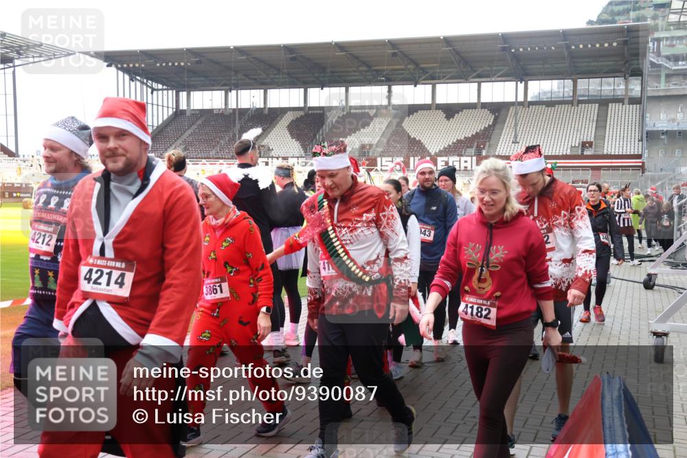07.12.2025 - St. Pauli X-Mass-Run No. 15 Luisa Fischer http://msf.ph/oto/9390087 07.12.2025 12:09:50 Ziel 4212, 5, 4214, 3861, 155, 143, 5, 4182, 138, 643, 775, 807, 1405, 1494, 1652, 1653, 1725, 1727, 2009, 2731, 3538, 3947, 3955, 3966, 4196, 4197, 4198, 4267, 4282, 4283, 4313, 4315 meine-sportfotos.de