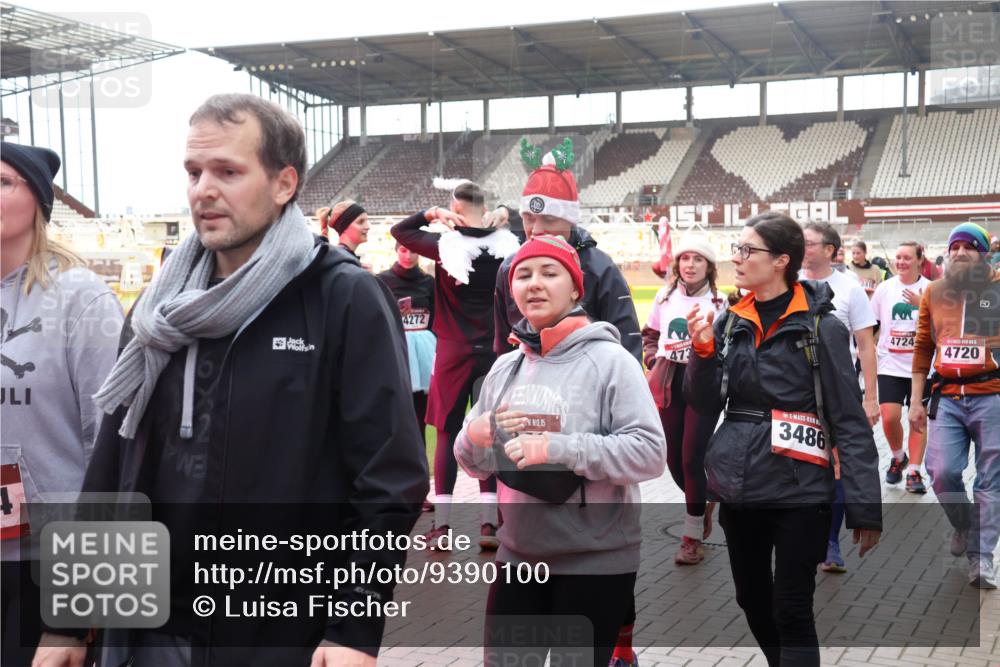 07.12.2025 - St. Pauli X-Mass-Run No. 15 Luisa Fischer http://msf.ph/oto/9390100 07.12.2025 12:09:57 Ziel 4272, 15, 47, 3486, 4724, 4720, 138, 830, 835, 1494, 1725, 1727, 2009, 3538, 3947, 3955, 3966, 4196, 4197, 4198, 4267, 4282, 4283, 4313, 4315 meine-sportfotos.de