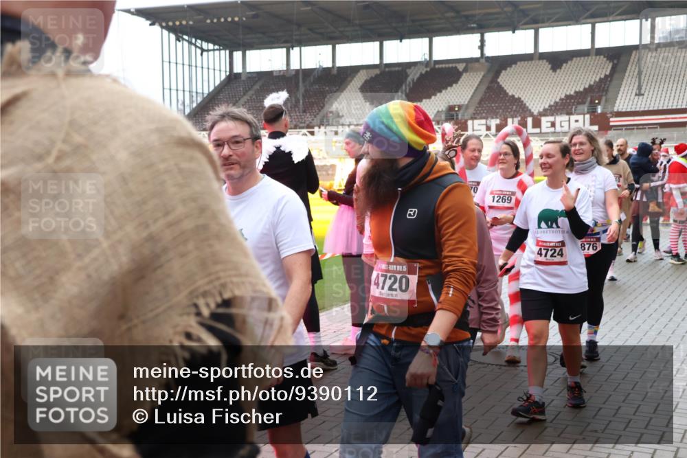 07.12.2025 - St. Pauli X-Mass-Run No. 15 Luisa Fischer http://msf.ph/oto/9390112 07.12.2025 12:10:01 Ziel 15, 4720, 70, 1269, 4724, 876, 138, 830, 835, 1494, 1725, 1727, 2009, 3538, 3744, 3746, 3947, 3955, 3966, 4196, 4197, 4198, 4267, 4282, 4283, 4313, 4315 meine-sportfotos.de