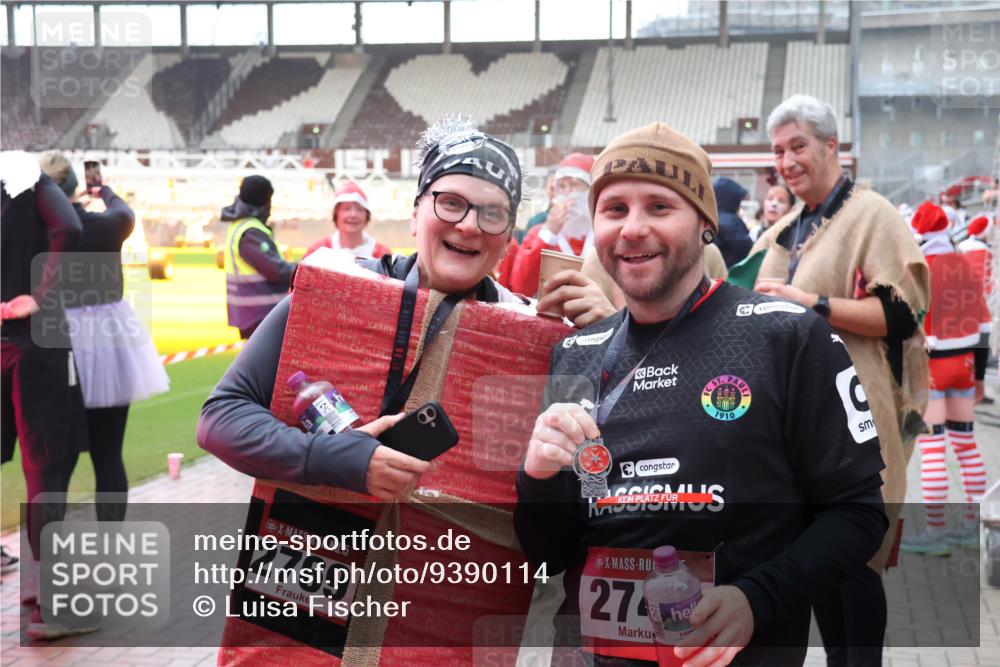 07.12.2025 - St. Pauli X-Mass-Run No. 15 Luisa Fischer http://msf.ph/oto/9390114 07.12.2025 12:10:17 Ziel 1910, 15, 2769, 27, 830, 835, 1494, 3374, 3376, 3462, 3744, 3746, 3760, 4313, 4315 meine-sportfotos.de