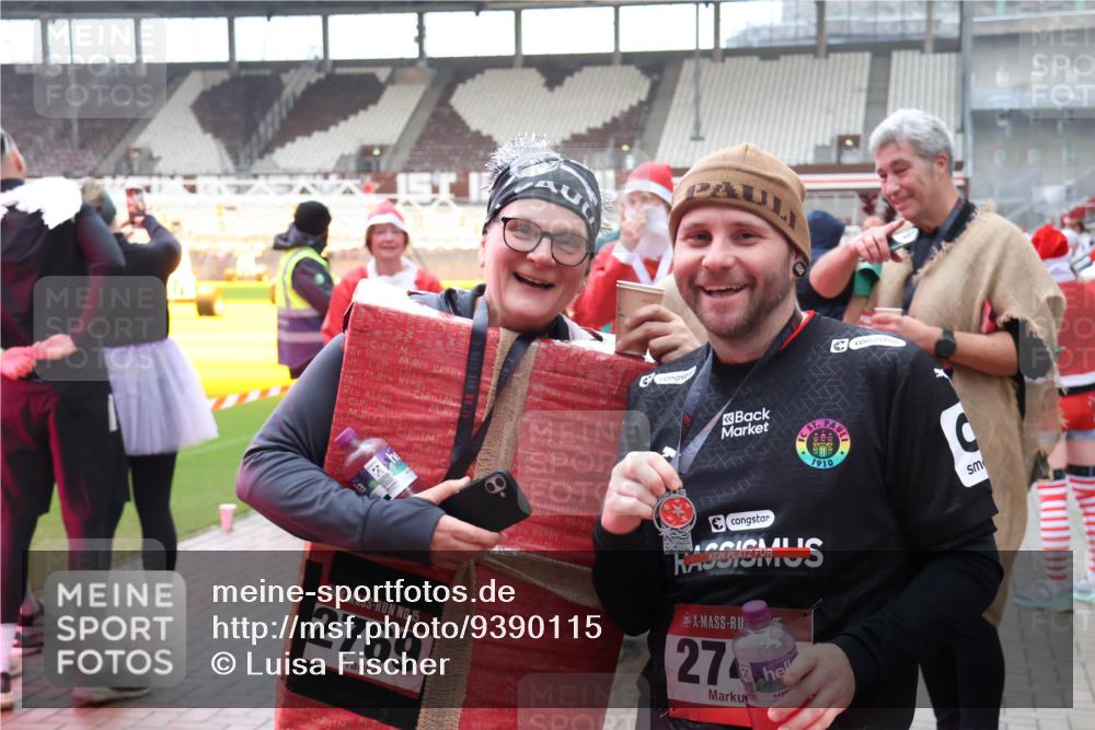 07.12.2025 - St. Pauli X-Mass-Run No. 15 Luisa Fischer http://msf.ph/oto/9390115 07.12.2025 12:10:17 Ziel 15, 2769, 1910, 27, 830, 835, 1494, 3374, 3376, 3462, 3744, 3746, 3760, 4313, 4315 meine-sportfotos.de