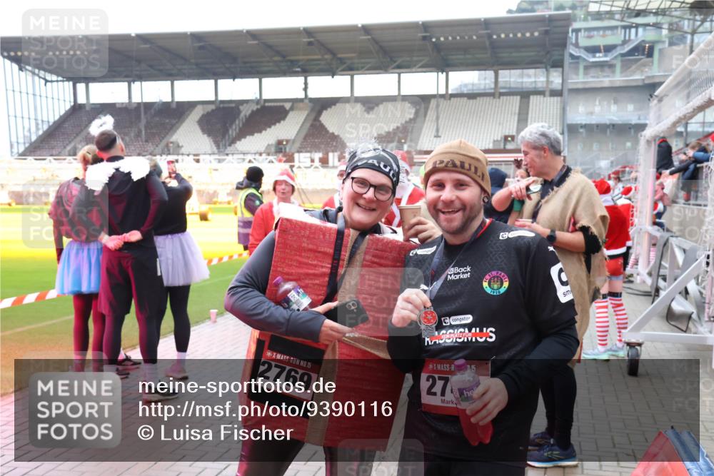 07.12.2025 - St. Pauli X-Mass-Run No. 15 Luisa Fischer http://msf.ph/oto/9390116 07.12.2025 12:10:17 Ziel 15, 2769, 1910, 27, 15, 830, 835, 1494, 3374, 3376, 3462, 3744, 3746, 3760, 4313, 4315 meine-sportfotos.de