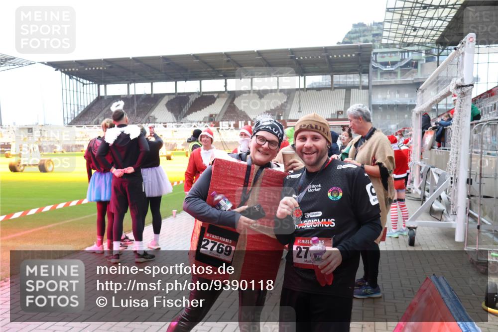 07.12.2025 - St. Pauli X-Mass-Run No. 15 Luisa Fischer http://msf.ph/oto/9390118 07.12.2025 12:10:18 Ziel 1910, 15, 2769, 15, 27, 830, 835, 1494, 3374, 3375, 3376, 3462, 3744, 3746, 3760, 4313, 4315 meine-sportfotos.de