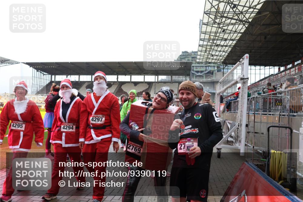 07.12.2025 - St. Pauli X-Mass-Run No. 15 Luisa Fischer http://msf.ph/oto/9390119 07.12.2025 12:10:21 Ziel 4295, 1, 4294, 4297, 15, 2769, 27, 015, 830, 835, 1494, 3374, 3375, 3376, 3462, 3744, 3746, 3760, 4313, 4315 meine-sportfotos.de