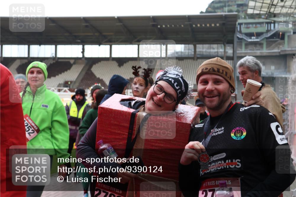 07.12.2025 - St. Pauli X-Mass-Run No. 15 Luisa Fischer http://msf.ph/oto/9390124 07.12.2025 12:10:22 Ziel 252, 15, 1910, 1, 15, 27, 830, 835, 1494, 3374, 3375, 3376, 3462, 3744, 3746, 3760, 4313, 4315 meine-sportfotos.de