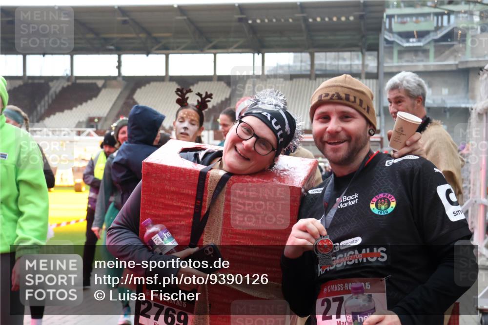 07.12.2025 - St. Pauli X-Mass-Run No. 15 Luisa Fischer http://msf.ph/oto/9390126 07.12.2025 12:10:22 Ziel 1910, 15, 2769, 15, 27, 830, 835, 1494, 3374, 3375, 3376, 3462, 3744, 3746, 3760, 4313, 4315 meine-sportfotos.de