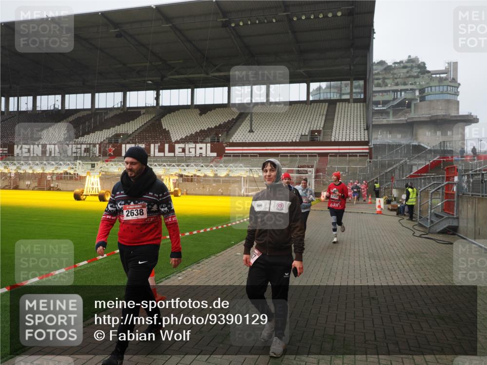 07.12.2025 - St. Pauli X-Mass-Run No. 15 Fabian Wolf http://msf.ph/oto/9390129 07.12.2025 10:23:03 Ziel 1996, 2123, 2304, 2638, 3780, 4287 meine-sportfotos.de