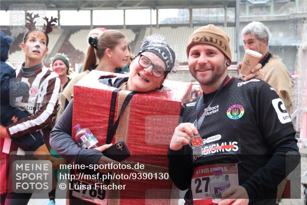 07.12.2025 - St. Pauli X-Mass-Run No. 15 Luisa Fischer http://msf.ph/oto/9390130 07.12.2025 12:10:23 Ziel 15, 2769, 1910, 0, 15, 27, 830, 835, 1494, 3374, 3375, 3376, 3462, 3744, 3746, 3760, 4313, 4315 meine-sportfotos.de