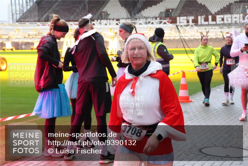 07.12.2025 - St. Pauli X-Mass-Run No. 15 Luisa Fischer http://msf.ph/oto/9390132 07.12.2025 12:10:49 Ziel 3708, 138, 140, 208, 223, 224, 1036, 1037, 1450, 1728, 1731, 1845, 3374, 3375, 3376, 3462, 3701, 3760, 3840, 3841, 4257, 4259, 4262, 4280, 4281, 4745, 4826, 4827, 4831, 4833, 4834, 4836 meine-sportfotos.de