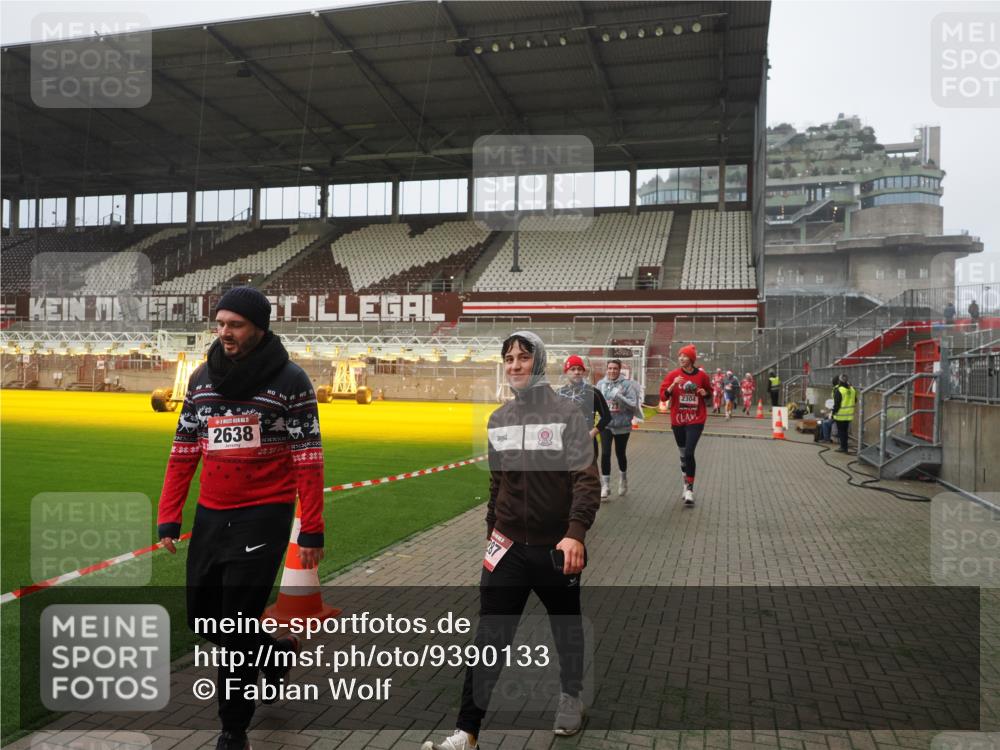 07.12.2025 - St. Pauli X-Mass-Run No. 15 Fabian Wolf http://msf.ph/oto/9390133 07.12.2025 10:23:04 Ziel 1996, 2123, 2304, 2638, 3780, 4287 meine-sportfotos.de