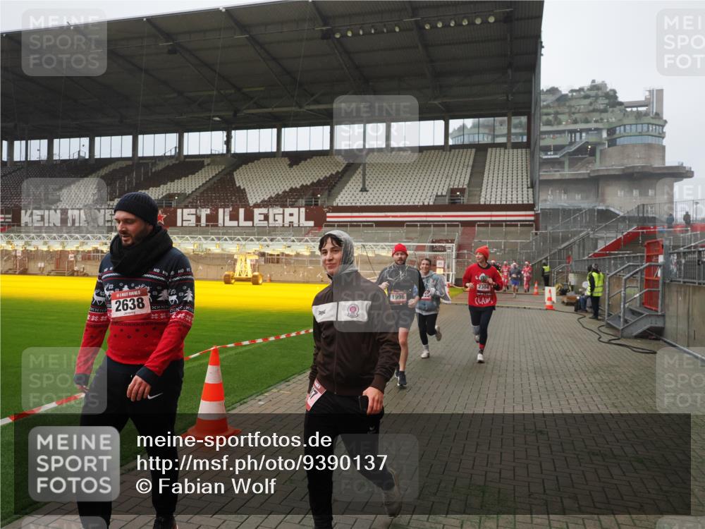 07.12.2025 - St. Pauli X-Mass-Run No. 15 Fabian Wolf http://msf.ph/oto/9390137 07.12.2025 10:23:04 Ziel 1996, 2123, 2304, 2638, 3780, 4287 meine-sportfotos.de