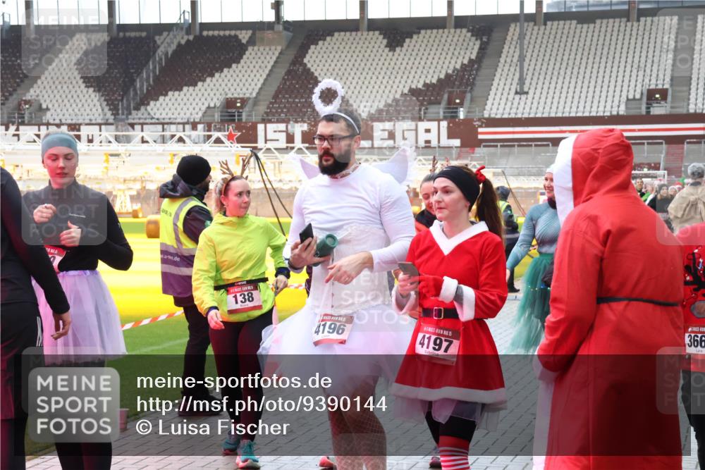 07.12.2025 - St. Pauli X-Mass-Run No. 15 Luisa Fischer http://msf.ph/oto/9390144 07.12.2025 12:10:52 Ziel 138, 15, 4196, 15, 4197, 366, 208, 223, 224, 1036, 1037, 1450, 1728, 1731, 1845, 3374, 3375, 3376, 3701, 3760, 3840, 3841, 4257, 4259, 4262, 4280, 4281, 4745, 4826, 4827, 4831, 4833, 4834, 4836 meine-sportfotos.de
