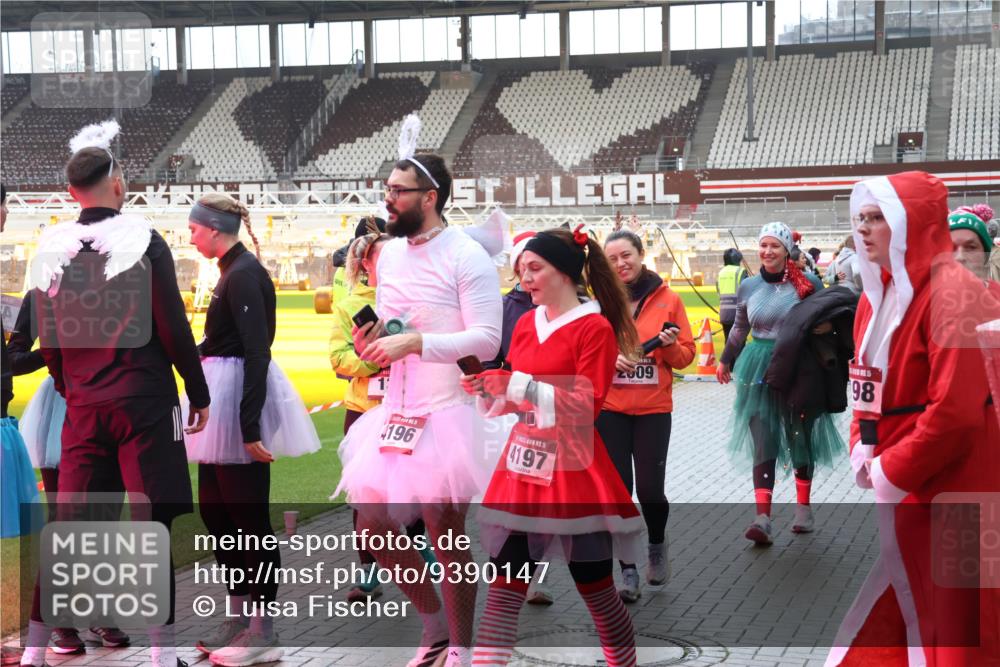 07.12.2025 - St. Pauli X-Mass-Run No. 15 Luisa Fischer http://msf.ph/oto/9390147 07.12.2025 12:10:53 Ziel 1, 196, 15, 4197, 2509, 98, 208, 223, 224, 1036, 1037, 1450, 1728, 1731, 1845, 3374, 3375, 3376, 3701, 3760, 3840, 3841, 4257, 4259, 4262, 4280, 4281, 4745, 4826, 4827, 4831, 4833, 4834, 4836 meine-sportfotos.de