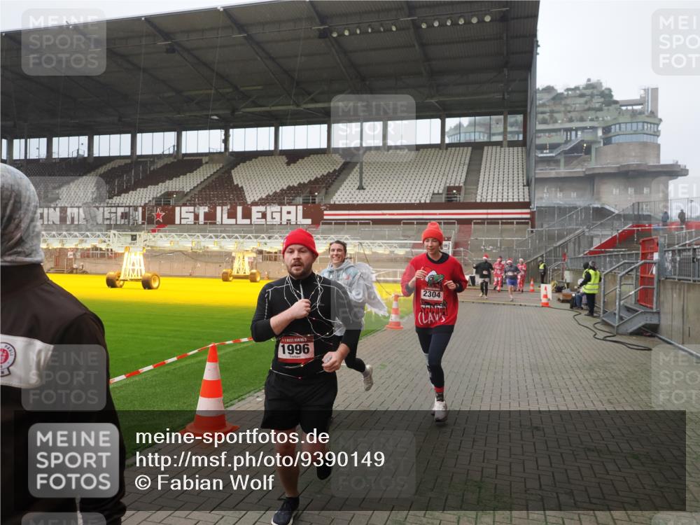 07.12.2025 - St. Pauli X-Mass-Run No. 15 Fabian Wolf http://msf.ph/oto/9390149 07.12.2025 10:23:05 Ziel 1996, 2123, 2304, 2638, 3078, 3079 meine-sportfotos.de