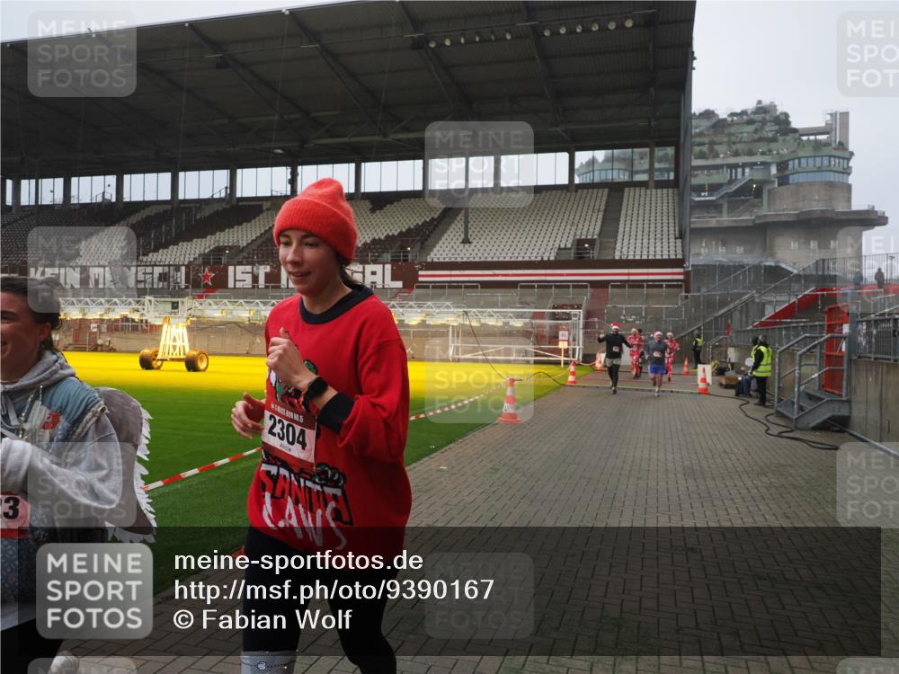 07.12.2025 - St. Pauli X-Mass-Run No. 15 Fabian Wolf http://msf.ph/oto/9390167 07.12.2025 10:23:06 Ziel 1996, 2123, 2304, 2508, 2511, 2638, 3078, 3079 meine-sportfotos.de