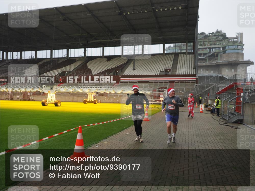07.12.2025 - St. Pauli X-Mass-Run No. 15 Fabian Wolf http://msf.ph/oto/9390177 07.12.2025 10:23:10 Ziel 1996, 2123, 2304, 2508, 2511, 2638, 3052, 3078, 3079 meine-sportfotos.de