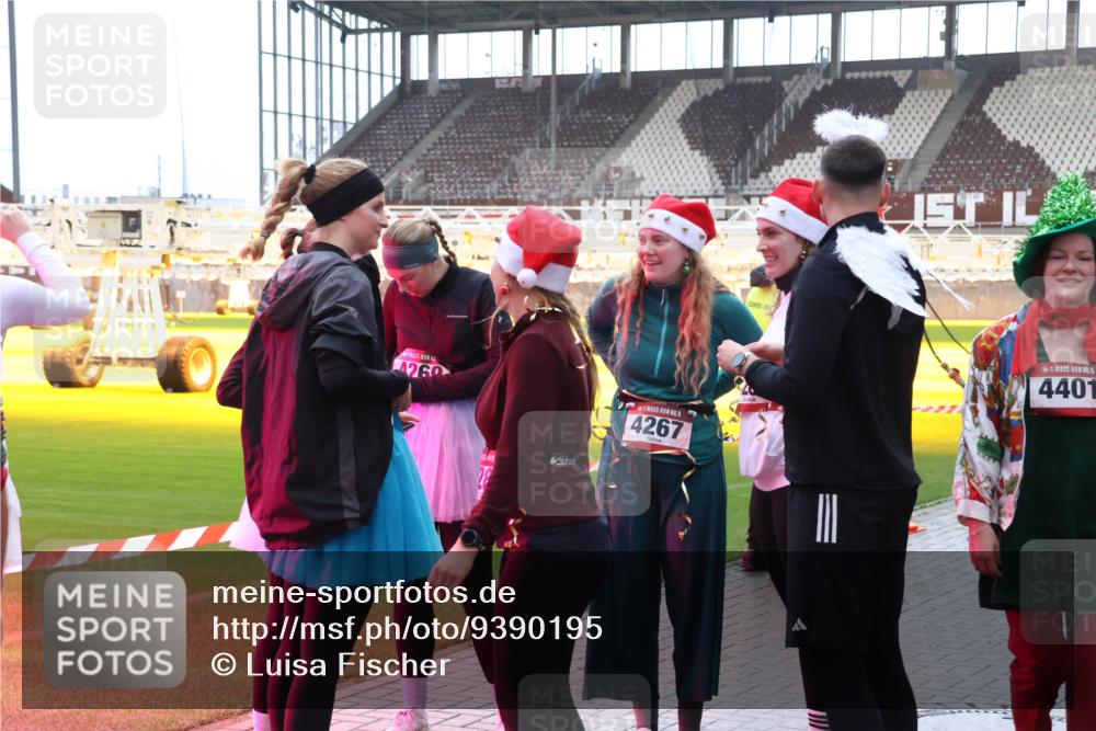 07.12.2025 - St. Pauli X-Mass-Run No. 15 Luisa Fischer http://msf.ph/oto/9390195 07.12.2025 12:11:37 Ziel 4260, 1, 15, 4267, 15, 4401, 1780, 2393, 2394, 3758, 4180, 4188, 4398, 4400 meine-sportfotos.de