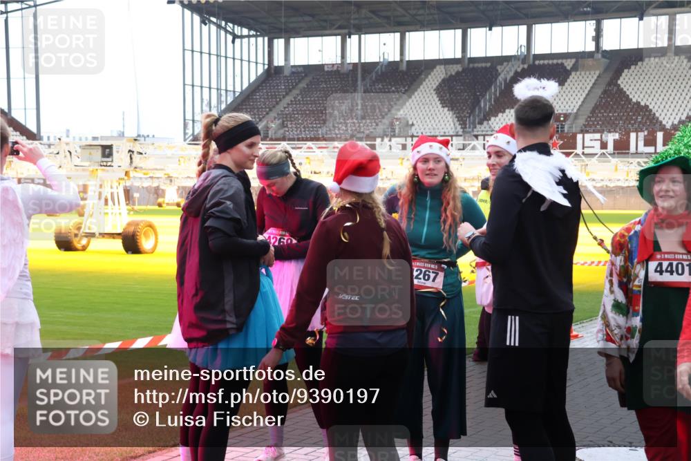 07.12.2025 - St. Pauli X-Mass-Run No. 15 Luisa Fischer http://msf.ph/oto/9390197 07.12.2025 12:11:37 Ziel 17, 4260, 5, 267, 15, 4401, 1780, 2393, 2394, 3758, 4180, 4188, 4398, 4400 meine-sportfotos.de
