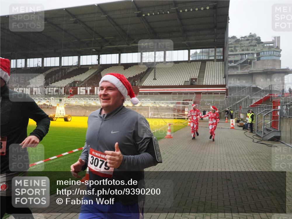 07.12.2025 - St. Pauli X-Mass-Run No. 15 Fabian Wolf http://msf.ph/oto/9390200 07.12.2025 10:23:11 Ziel 1996, 2123, 2304, 2508, 2511, 2638, 3052, 3078, 3079 meine-sportfotos.de