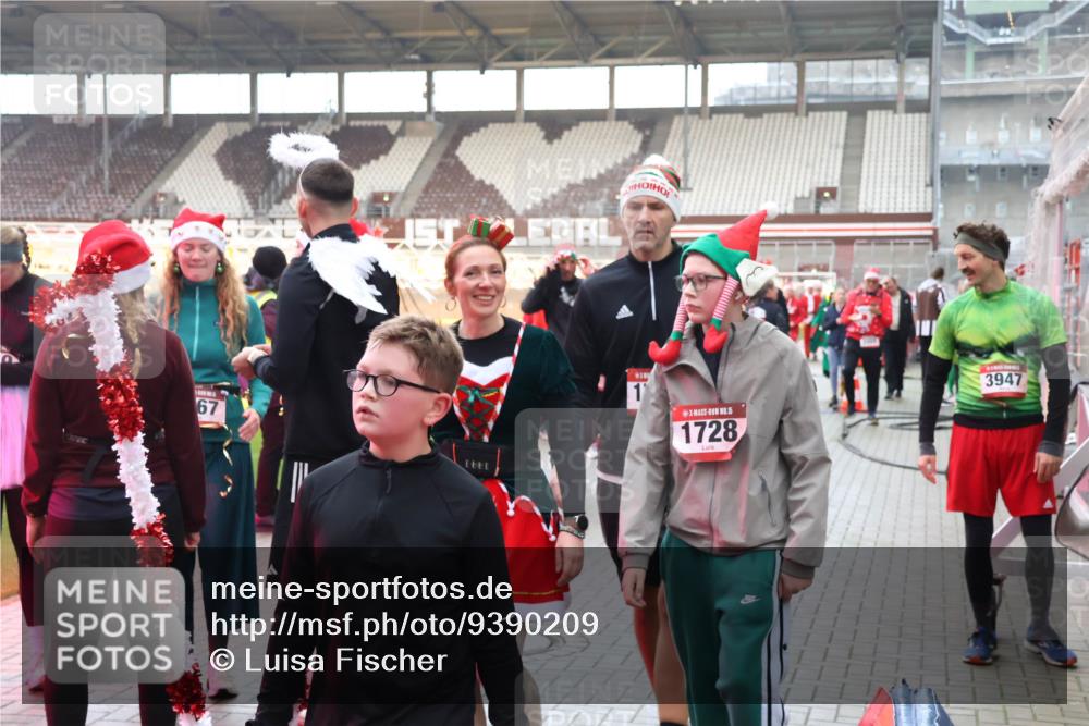07.12.2025 - St. Pauli X-Mass-Run No. 15 Luisa Fischer http://msf.ph/oto/9390209 07.12.2025 12:11:44 Ziel 67, 1, 15, 1728, 3947, 1780, 2393, 2394, 3758, 4180, 4188, 4398, 4400 meine-sportfotos.de