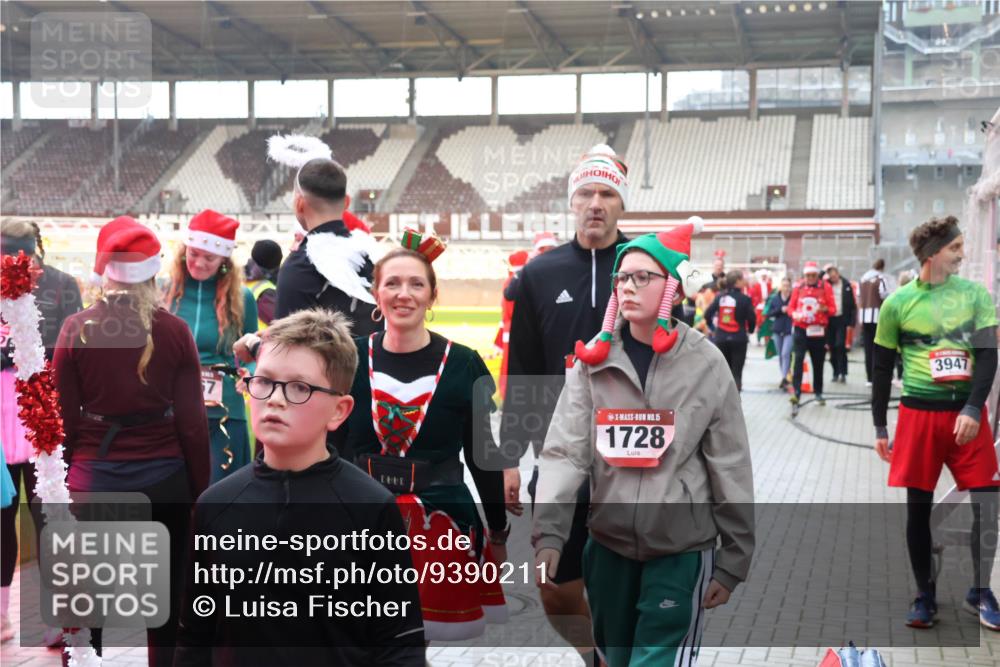 07.12.2025 - St. Pauli X-Mass-Run No. 15 Luisa Fischer http://msf.ph/oto/9390211 07.12.2025 12:11:44 Ziel 15, 1728, 3947, 1780, 2393, 2394, 3758, 4180, 4188, 4398, 4400 meine-sportfotos.de