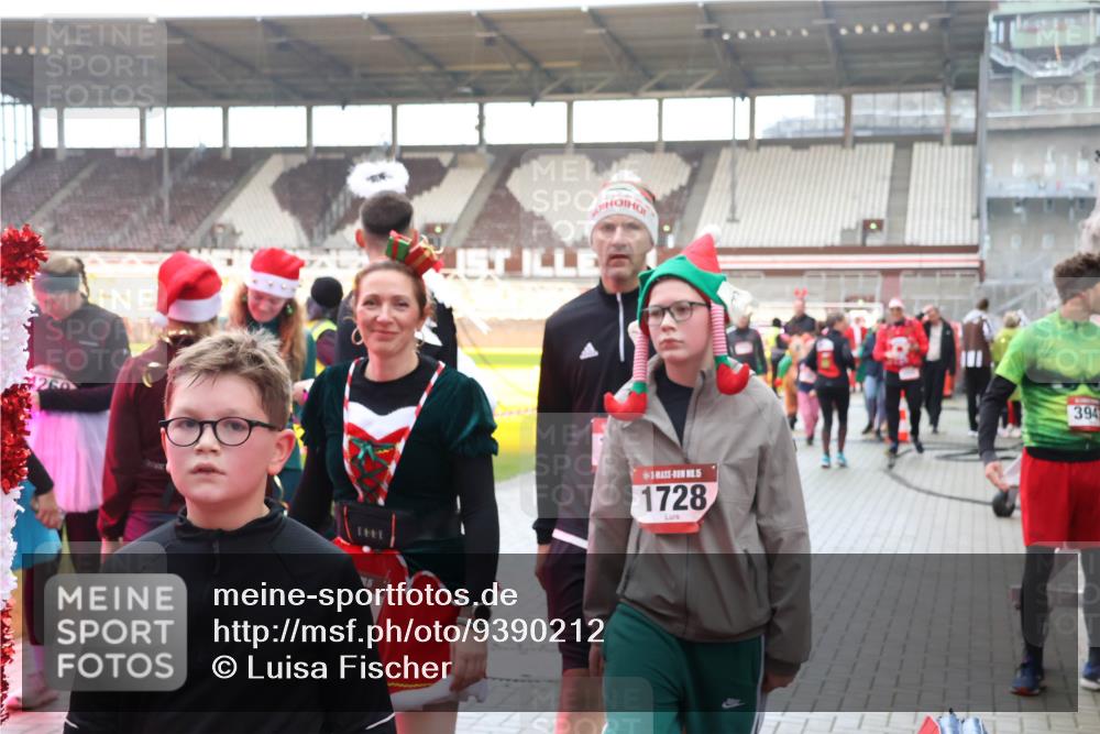 07.12.2025 - St. Pauli X-Mass-Run No. 15 Luisa Fischer http://msf.ph/oto/9390212 07.12.2025 12:11:45 Ziel 1260, 15, 5, 1728, 394, 1780, 2393, 2394, 3758, 4167, 4180, 4188, 4398, 4400 meine-sportfotos.de