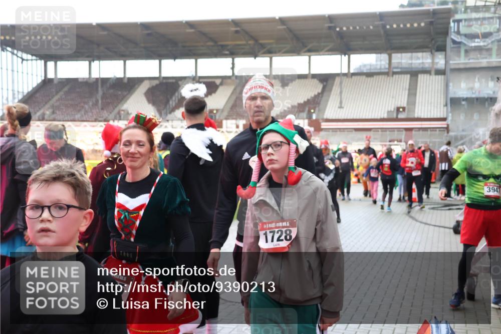 07.12.2025 - St. Pauli X-Mass-Run No. 15 Luisa Fischer http://msf.ph/oto/9390213 07.12.2025 12:11:45 Ziel 1441, 5, 15, 1728, 3947, 1780, 2393, 2394, 3758, 4167, 4180, 4188, 4398, 4400 meine-sportfotos.de