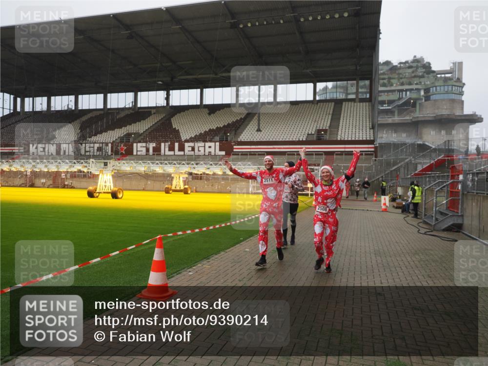07.12.2025 - St. Pauli X-Mass-Run No. 15 Fabian Wolf http://msf.ph/oto/9390214 07.12.2025 10:23:13 Ziel 1996, 2123, 2304, 2508, 2511, 3052, 3078, 3079 meine-sportfotos.de