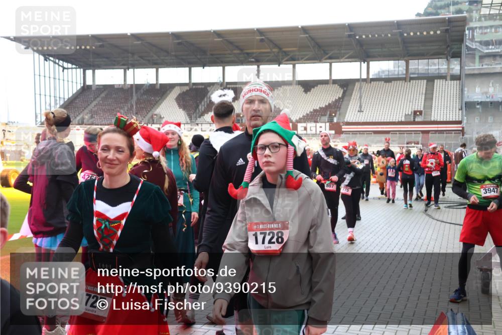 07.12.2025 - St. Pauli X-Mass-Run No. 15 Luisa Fischer http://msf.ph/oto/9390215 07.12.2025 12:11:45 Ziel 426, 15, 1725, 15, 1728, 807, 775, 3947, 1780, 2393, 2394, 3758, 4167, 4180, 4188, 4398, 4400 meine-sportfotos.de