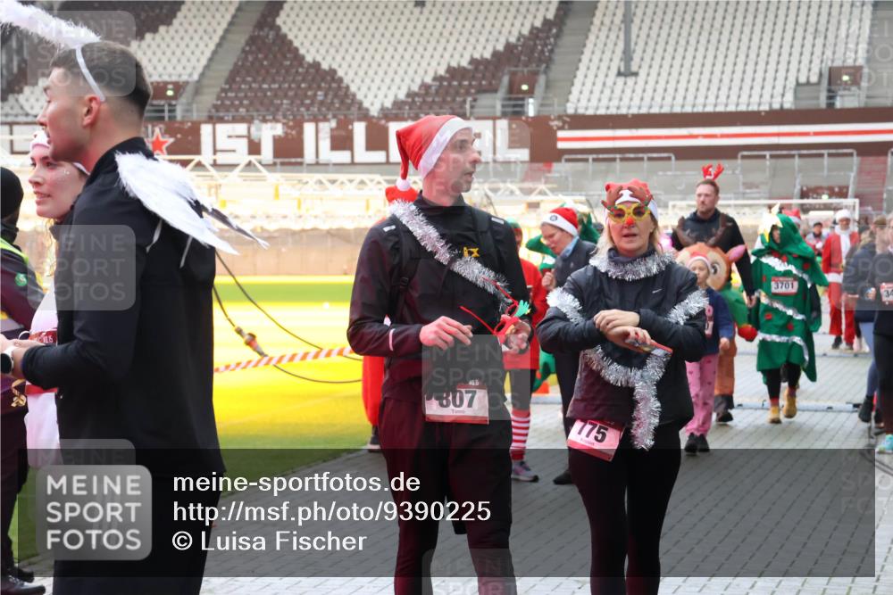 07.12.2025 - St. Pauli X-Mass-Run No. 15 Luisa Fischer http://msf.ph/oto/9390225 07.12.2025 12:11:49 Ziel 40, 15, 807, 775, 3701, 34, 1780, 2393, 2394, 3758, 4163, 4165, 4166, 4167, 4168, 4180, 4188, 4268, 4270, 4278, 4279, 4398, 4400 meine-sportfotos.de