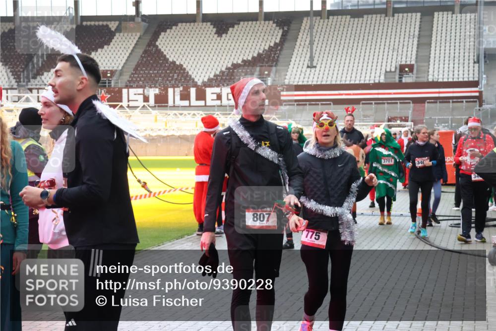 07.12.2025 - St. Pauli X-Mass-Run No. 15 Luisa Fischer http://msf.ph/oto/9390228 07.12.2025 12:11:49 Ziel 807, 775, 3701, 346, 34, 1780, 2393, 2394, 3758, 4163, 4165, 4166, 4167, 4168, 4180, 4188, 4268, 4270, 4278, 4279, 4398, 4400 meine-sportfotos.de
