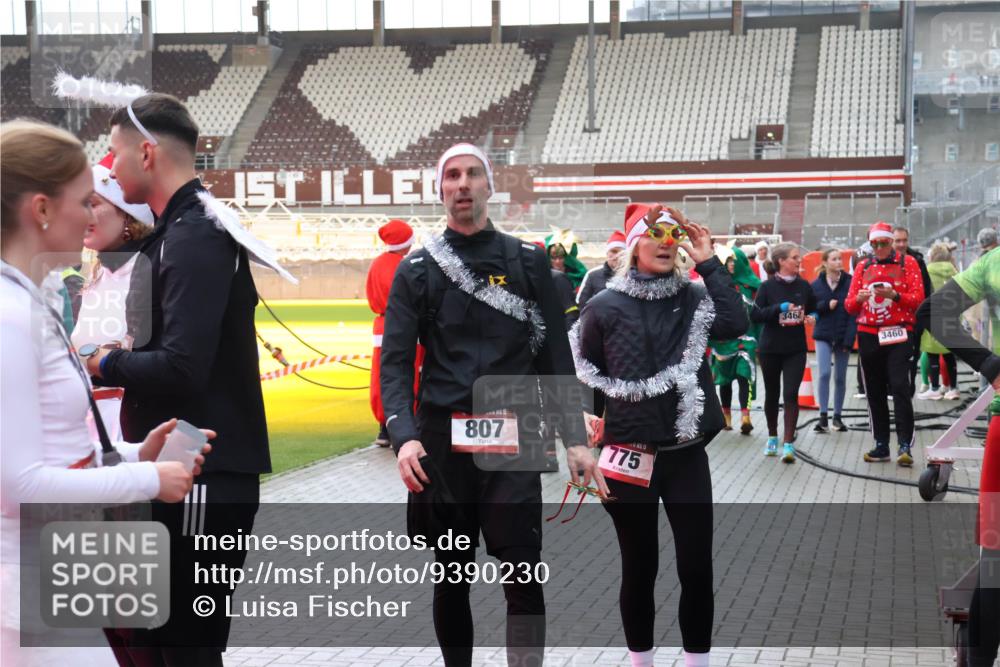 07.12.2025 - St. Pauli X-Mass-Run No. 15 Luisa Fischer http://msf.ph/oto/9390230 07.12.2025 12:11:50 Ziel 807, 775, 3462, 3460, 1780, 2393, 2394, 3758, 4163, 4165, 4166, 4167, 4168, 4180, 4188, 4268, 4270, 4278, 4279, 4398, 4400 meine-sportfotos.de