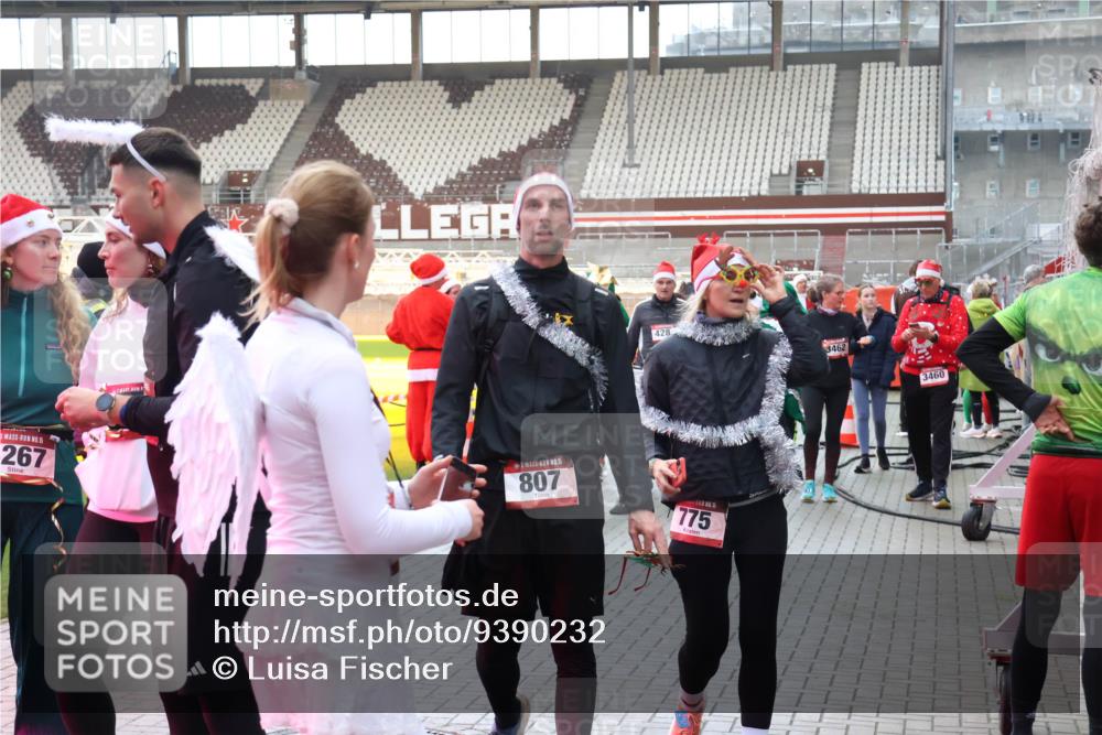 07.12.2025 - St. Pauli X-Mass-Run No. 15 Luisa Fischer http://msf.ph/oto/9390232 07.12.2025 12:11:50 Ziel 428, 3462, 3460, 15, 267, 15, 807, 775, 1780, 2393, 2394, 3758, 4163, 4165, 4166, 4167, 4168, 4180, 4188, 4268, 4270, 4278, 4279, 4398, 4400 meine-sportfotos.de