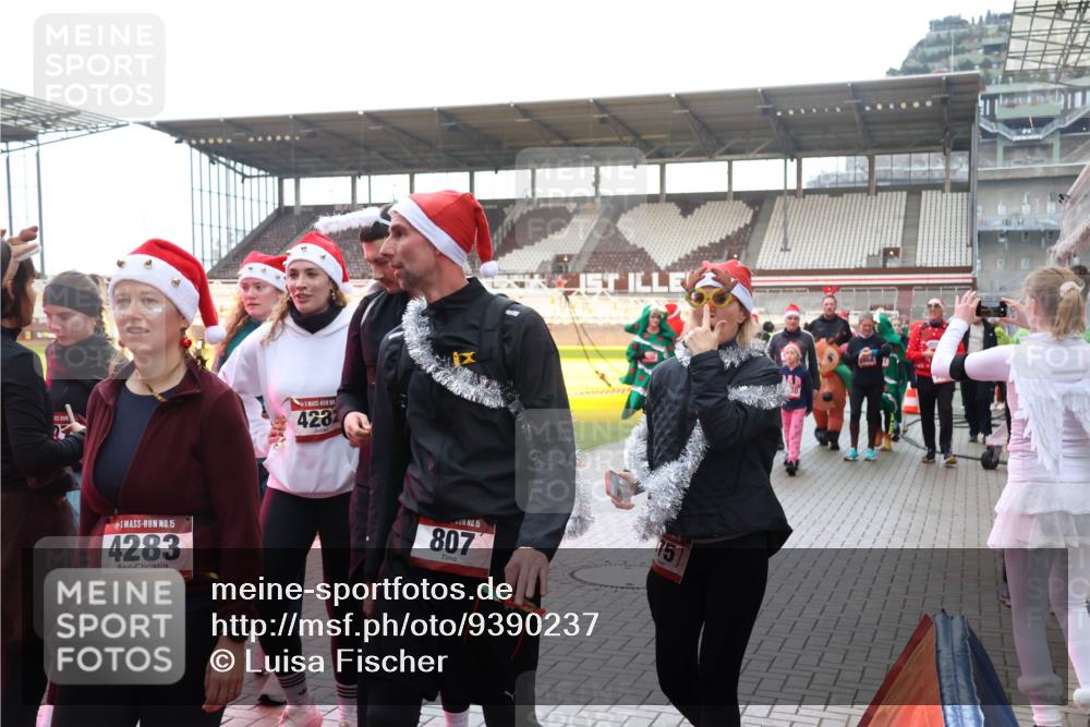 07.12.2025 - St. Pauli X-Mass-Run No. 15 Luisa Fischer http://msf.ph/oto/9390237 07.12.2025 12:11:53 Ziel 15, 4283, 4282, 1, 15, 807, 75, 2393, 2394, 3758, 4163, 4165, 4166, 4167, 4168, 4180, 4188, 4268, 4270, 4278, 4279, 4398, 4400, 4714 meine-sportfotos.de