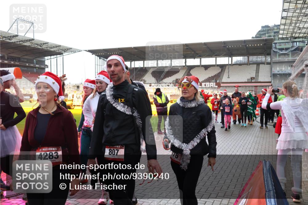 07.12.2025 - St. Pauli X-Mass-Run No. 15 Luisa Fischer http://msf.ph/oto/9390240 07.12.2025 12:11:54 Ziel 15, 4283, 15, 807, 175, 431, 4280, 2393, 2394, 3758, 3979, 4163, 4165, 4166, 4167, 4168, 4180, 4188, 4268, 4270, 4278, 4279, 4398, 4400, 4714 meine-sportfotos.de