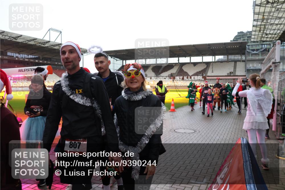 07.12.2025 - St. Pauli X-Mass-Run No. 15 Luisa Fischer http://msf.ph/oto/9390244 07.12.2025 12:11:55 Ziel 807, 2393, 2394, 3758, 3974, 3979, 4163, 4165, 4166, 4167, 4168, 4180, 4188, 4268, 4270, 4278, 4279, 4398, 4400, 4714 meine-sportfotos.de