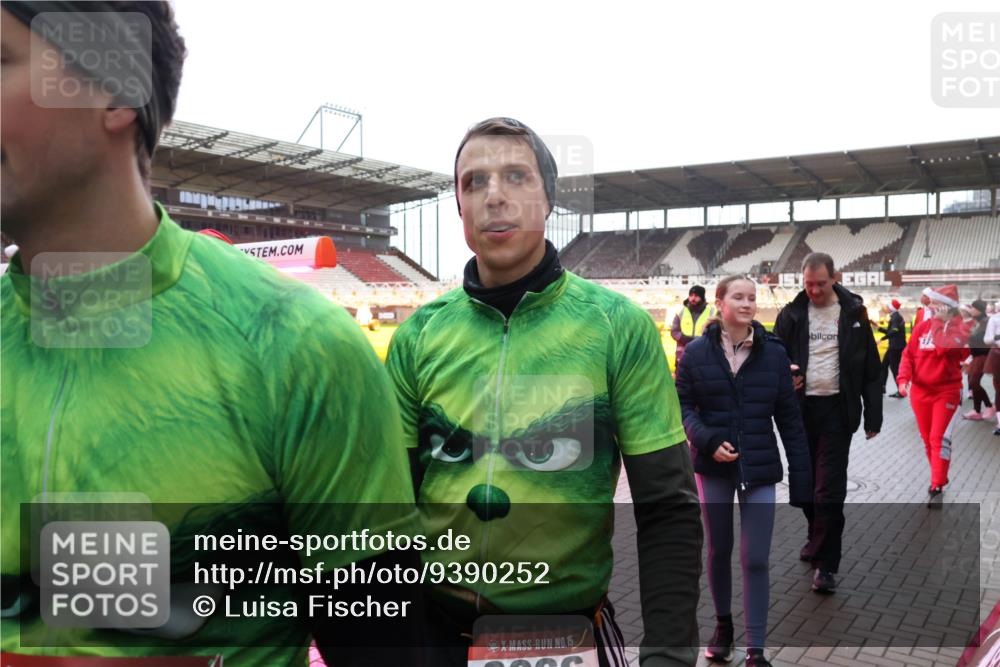 07.12.2025 - St. Pauli X-Mass-Run No. 15 Luisa Fischer http://msf.ph/oto/9390252 07.12.2025 12:12:13 Ziel 15, 1452, 2393, 2394, 3758, 3974, 3979, 4163, 4165, 4166, 4167, 4168, 4180, 4188, 4268, 4270, 4278, 4279, 4288, 4289, 4308, 4714 meine-sportfotos.de