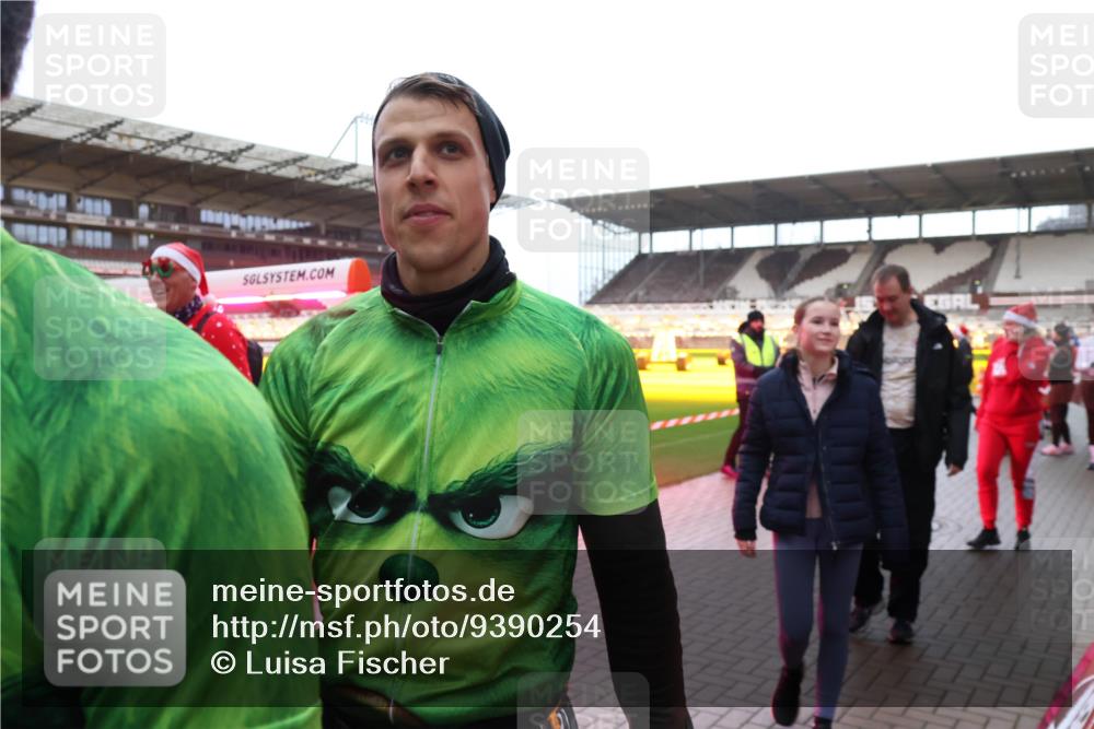 07.12.2025 - St. Pauli X-Mass-Run No. 15 Luisa Fischer http://msf.ph/oto/9390254 07.12.2025 12:12:13 Ziel 1452, 2393, 2394, 3758, 3974, 3979, 4163, 4165, 4166, 4167, 4168, 4180, 4188, 4268, 4270, 4278, 4279, 4288, 4289, 4308, 4714 meine-sportfotos.de