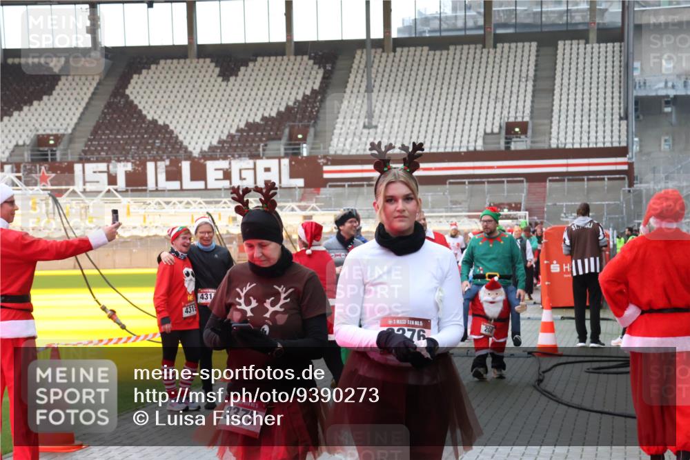07.12.2025 - St. Pauli X-Mass-Run No. 15 Luisa Fischer http://msf.ph/oto/9390273 07.12.2025 12:12:27 Ziel 4315, 431, 5, 276, 208, 15, 3375, 1033, 1452, 3974, 3979, 4163, 4165, 4166, 4167, 4168, 4268, 4270, 4278, 4279, 4288, 4289, 4308, 4714 meine-sportfotos.de