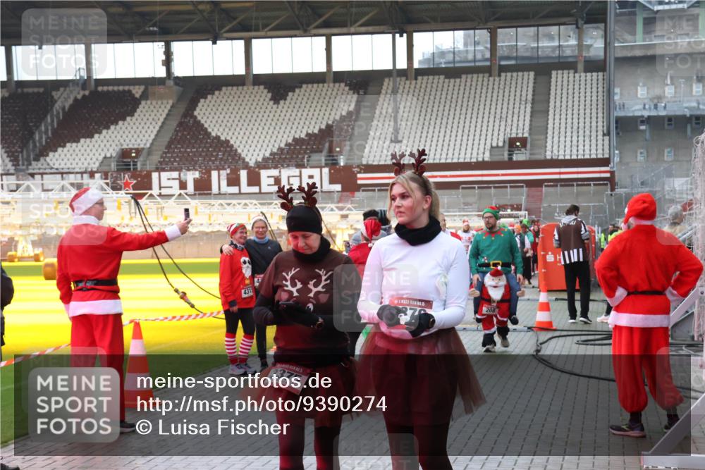 07.12.2025 - St. Pauli X-Mass-Run No. 15 Luisa Fischer http://msf.ph/oto/9390274 07.12.2025 12:12:28 Ziel 1, 431, 15, 3375, 15, 208, 1033, 1452, 3974, 3979, 4163, 4165, 4166, 4167, 4168, 4268, 4270, 4278, 4279, 4288, 4289, 4308, 4714 meine-sportfotos.de