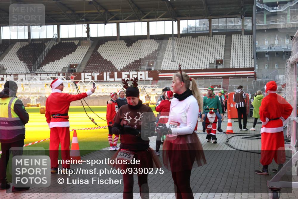 07.12.2025 - St. Pauli X-Mass-Run No. 15 Luisa Fischer http://msf.ph/oto/9390275 07.12.2025 12:12:28 Ziel 3375, 3370, 1033, 1452, 3974, 3979, 4163, 4165, 4166, 4167, 4168, 4268, 4270, 4278, 4279, 4288, 4289, 4308, 4714 meine-sportfotos.de