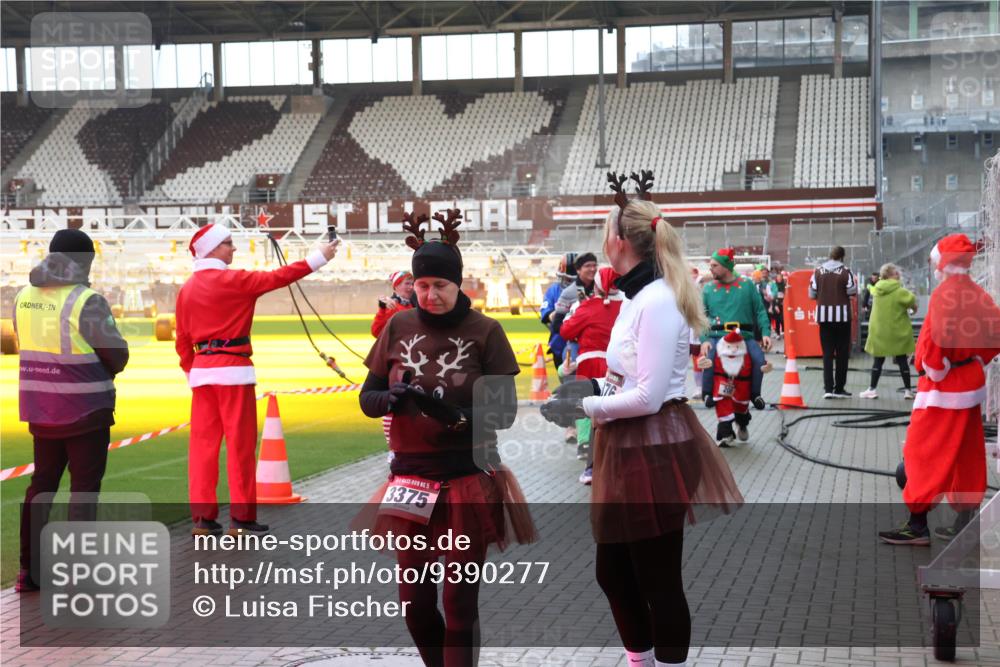 07.12.2025 - St. Pauli X-Mass-Run No. 15 Luisa Fischer http://msf.ph/oto/9390277 07.12.2025 12:12:29 Ziel 15, 3375, 20, 1033, 1452, 3974, 3978, 3979, 4163, 4165, 4166, 4167, 4168, 4268, 4270, 4278, 4279, 4288, 4289, 4308, 4714 meine-sportfotos.de