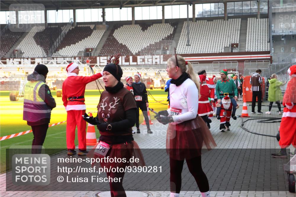 07.12.2025 - St. Pauli X-Mass-Run No. 15 Luisa Fischer http://msf.ph/oto/9390281 07.12.2025 12:12:30 Ziel 4313, 1375, 3370, 1033, 1452, 3974, 3977, 3978, 3979, 4163, 4165, 4166, 4167, 4168, 4268, 4270, 4278, 4279, 4288, 4289, 4308, 4714 meine-sportfotos.de