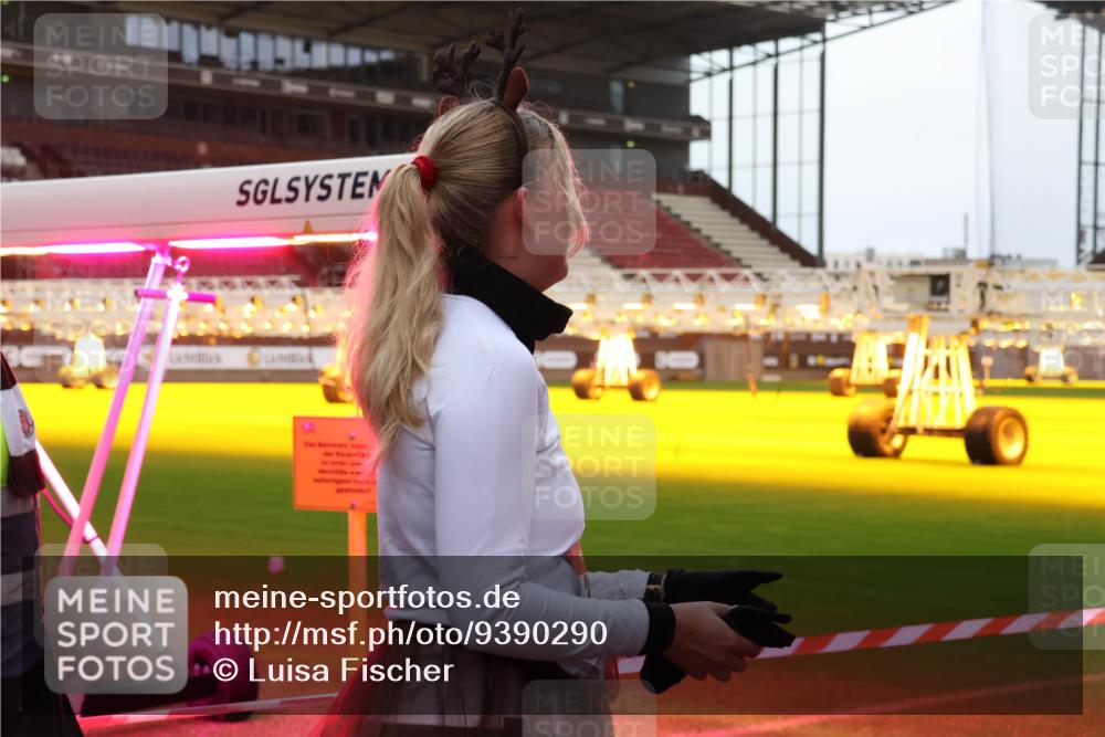 07.12.2025 - St. Pauli X-Mass-Run No. 15 Luisa Fischer http://msf.ph/oto/9390290 07.12.2025 12:12:37 Ziel 1033, 1452, 3972, 3974, 3977, 3978, 3979, 4288, 4289, 4308, 4714 meine-sportfotos.de