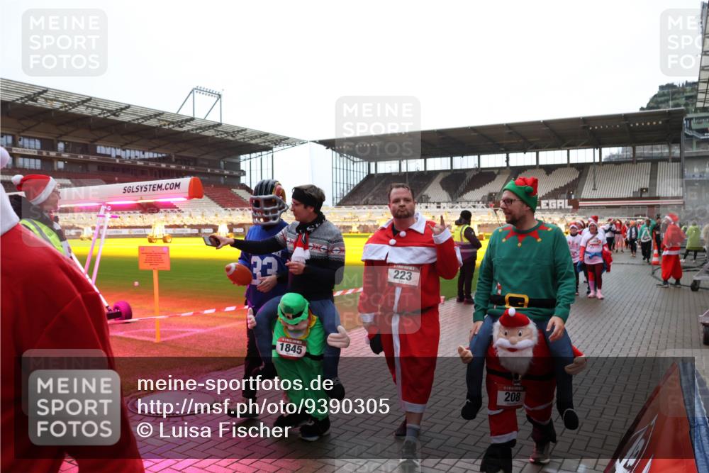 07.12.2025 - St. Pauli X-Mass-Run No. 15 Luisa Fischer http://msf.ph/oto/9390305 07.12.2025 12:12:43 Ziel 22, 223, 1845, 208, 1033, 1452, 3972, 3974, 3977, 3978, 4288, 4289, 4308 meine-sportfotos.de